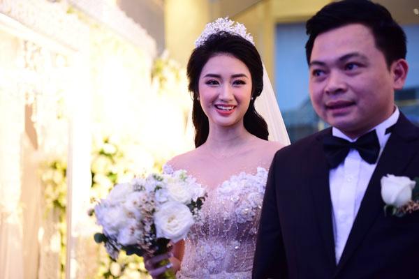 hoa-hau-thu-ngan-duoc-chong-dai-gia-nang-vay-trong-le-cuoi-7