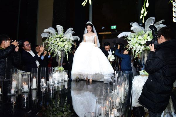 hoa-hau-thu-ngan-duoc-chong-dai-gia-nang-vay-trong-le-cuoi-12