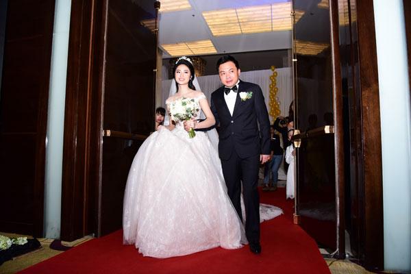 hoa-hau-thu-ngan-duoc-chong-dai-gia-nang-vay-trong-le-cuoi-11