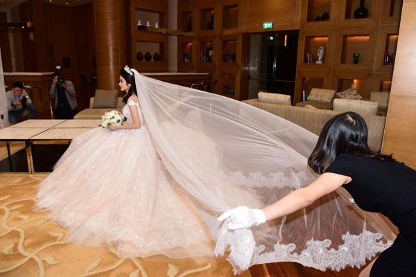 hoa-hau-thu-ngan-duoc-chong-dai-gia-nang-vay-trong-le-cuoi-8