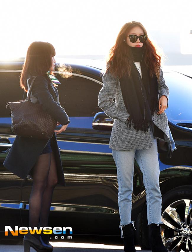 Ngọc Trinh gây mê với street style xinh như búp bê, Bella Hadid diện áo phao mà vẫn còn hở - Ảnh 11.