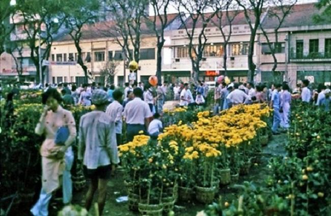 Hình ảnh Tết xưa: Hình ảnh Tết xưa luôn gợi nhắc về những ký ức đẹp của người Việt vào dịp Tết. Với bức tranh cổ động này, chắc chắn bạn sẽ trở lại quá khứ để tận hưởng không khí Tết quê hương đầy dễ thương và đầy ý nghĩa.