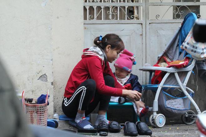 Mẹ cùng con nhỏ đánh giày trên phố Hà Nội khiến bao người xúc động - Ảnh 4.