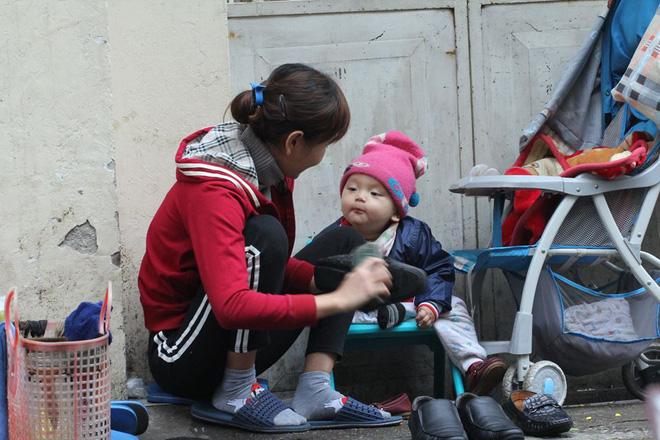 Mẹ cùng con nhỏ đánh giày trên phố Hà Nội khiến bao người xúc động - Ảnh 3.
