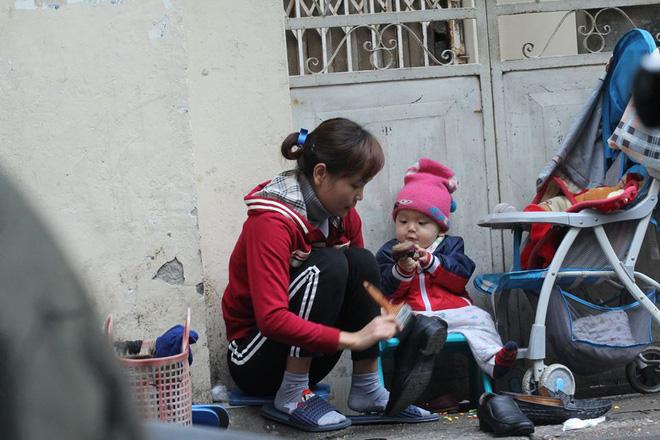 Mẹ cùng con nhỏ đánh giày trên phố Hà Nội khiến bao người xúc động - Ảnh 2.