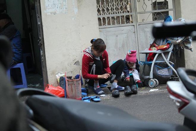 Mẹ cùng con nhỏ đánh giày trên phố Hà Nội khiến bao người xúc động - Ảnh 1.