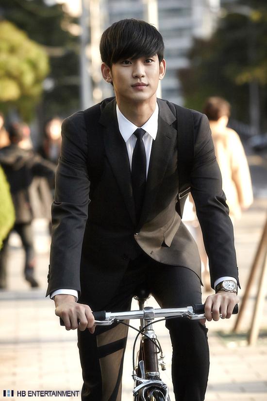 Kim Soo Hyun: Đây là nam diễn viên rất được yêu thích với vai diễn người ngoài hành tinh trong 'Vì sao đưa anh tới'.