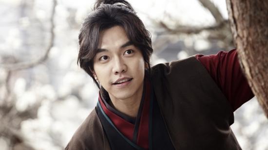 Lee Seung Gi: Không chỉ là một ca sĩ tài năng, Lee Seung Gi còn được yêu mến bởi khả năng diễn xuất từ sau thành công của 'Gu Family Book'.