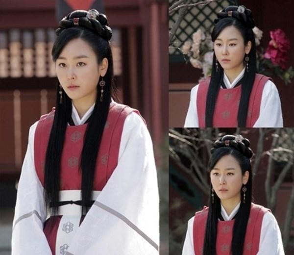 Sau một thời gian dài đóng vai phụ, Seo Hyun Jin được chọn thể hiện vai nữ chính trong bộ phim truyền hình dài tập The King's Daughter Soo Baek Hyang.