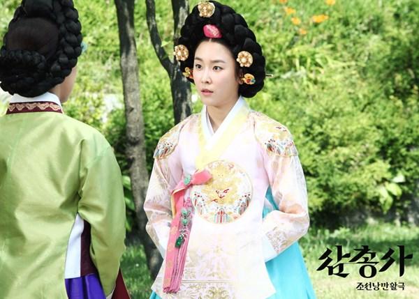 Seo Hyun Jin sang trọng và quý phái khi vào vai Kang Yoon Seo trong bộ phim truyền hình The Three Musketeers.