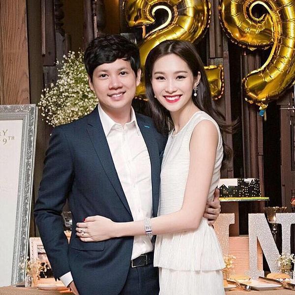 Clip: Hoa hậu Đặng Thu Thảo bật khóc, hôn bạn trai say đắm trong tiệc sinh nhật-2