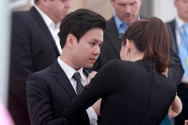Clip: Hoa hậu Đặng Thu Thảo bật khóc, hôn bạn trai say đắm trong tiệc sinh nhật-3