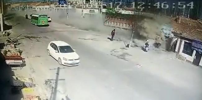 Ngồi trong nhà cũng chết: Container mất lái lao thẳng vào nhà dân, 5 người chết, 3 người bị thương - Ảnh 3.