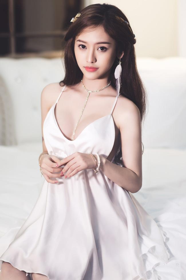 hot girl khien tinh cu midu &quot;chao dao&quot; dien vay ngu mong manh hinh anh 1