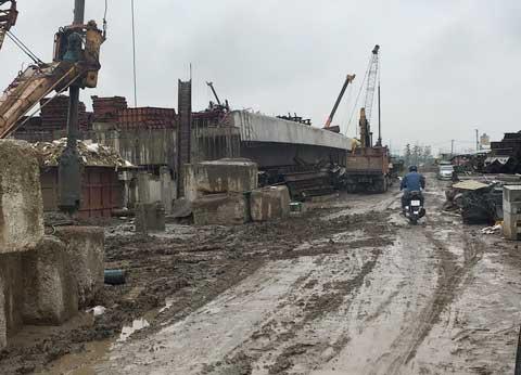 Túp lều hạnh phúc nơi bùn lầy dưới chân, muỗi vo ve trên đầu