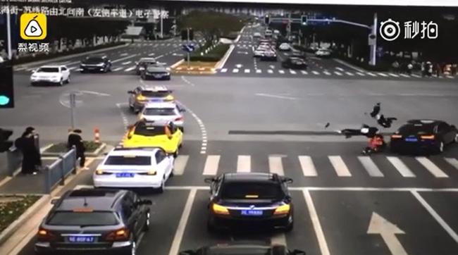 Trung Quốc: Không đợi đèn tín hiệu, 3 học sinh dắt tay nhau chạy sang đường bị ô tô hất tung - Ảnh 3.