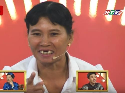 Diễn quá nhập tâm, cô gái nhà nông rơi răng ngay trên sân khấu