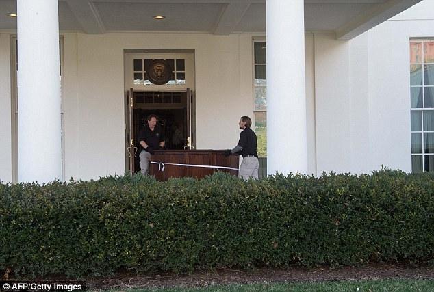 Dạo bước trong ngôi nhà đầy kỷ niệm lần cuối, có lẽ phu nhân Michelle Obama sẽ nhớ Nhà Trắng rất nhiều - Ảnh 2.