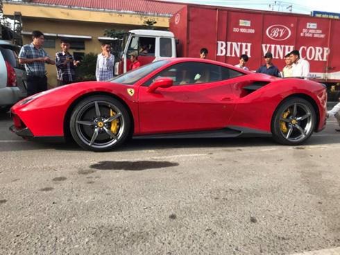 Ferrari 488 GTB độ 1 tỷ Đồng của tay chơi Đà Nẵng ra biển 