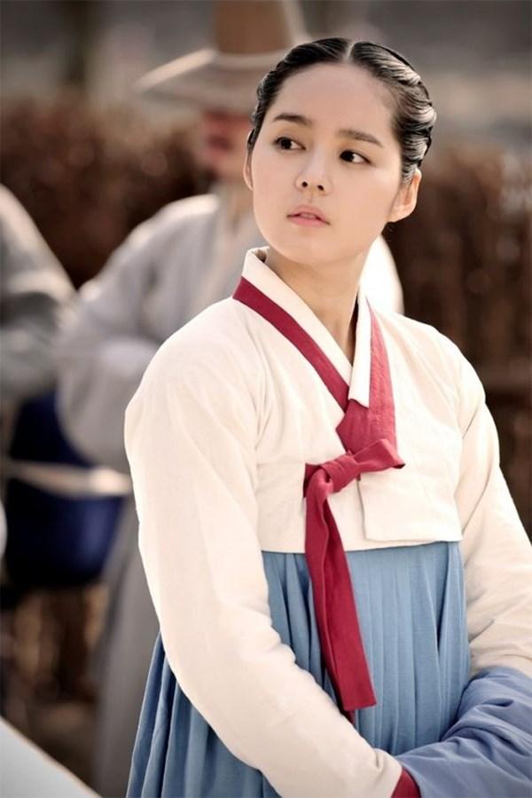 10. Han Ga In: Han Ga In là một trong số ít người đẹp Hàn sở hữu vẻ đẹp tự nhiên, không dao kéo. Cô được khán giả Trung Quốc mến mộ nhờ vai diễn trong bộ phim cổ trang The Moon Embracing The Sun.