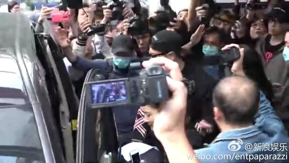 Angela Baby lần đầu xuất hiện sau sinh, mạnh tay lì xì cho phóng viên ngoài bệnh viện-14