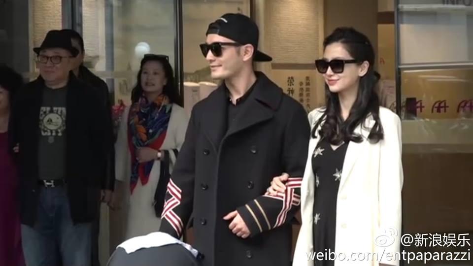 Angela Baby lần đầu xuất hiện sau sinh, mạnh tay lì xì cho phóng viên ngoài bệnh viện-7