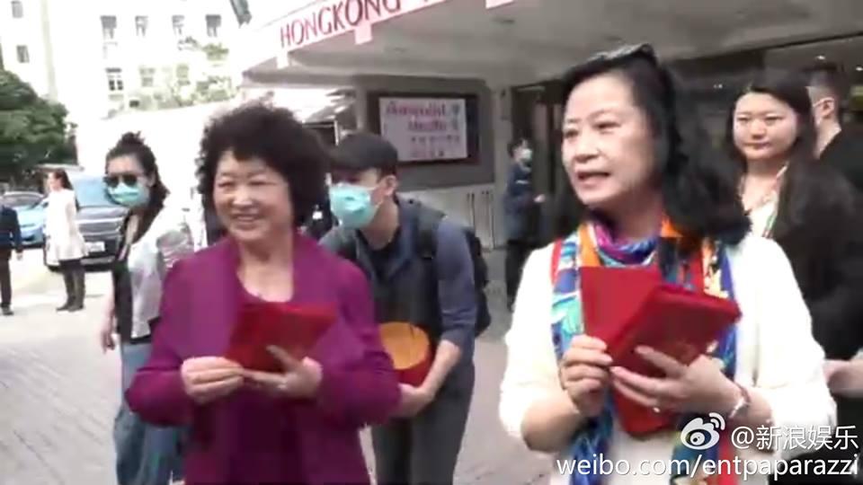 Angela Baby lần đầu xuất hiện sau sinh, mạnh tay lì xì cho phóng viên ngoài bệnh viện-10