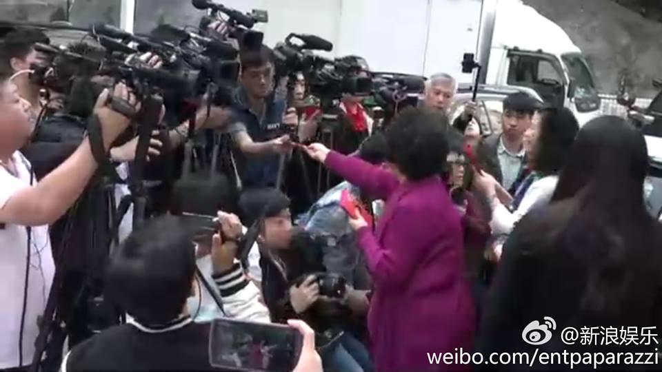 Angela Baby lần đầu xuất hiện sau sinh, mạnh tay lì xì cho phóng viên ngoài bệnh viện-13