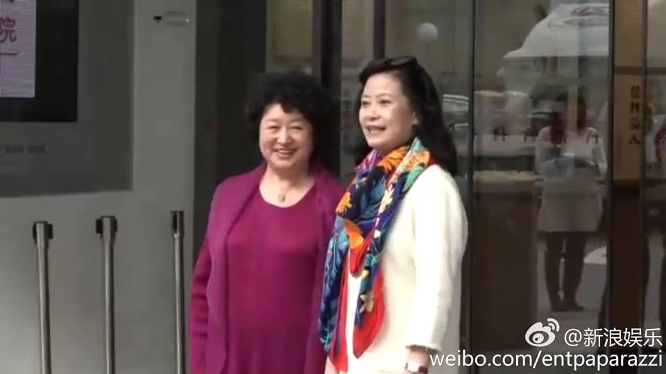 Angela Baby lần đầu xuất hiện sau sinh, mạnh tay lì xì cho phóng viên ngoài bệnh viện-12