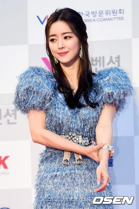 Thảm đỏ Seoul Music Awards: Phạm Băng Băng Hàn Quốc mặc sến vẫn đủ lấn át loạt mỹ nhân Kpop-2