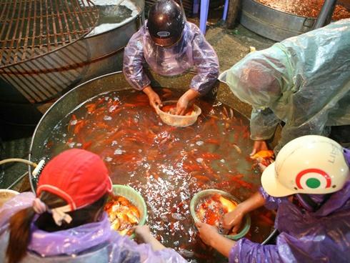 Clip: Chợ cá chép đỏ nhộn nhịp lúc 3h sáng ngày ông Công ông Táo