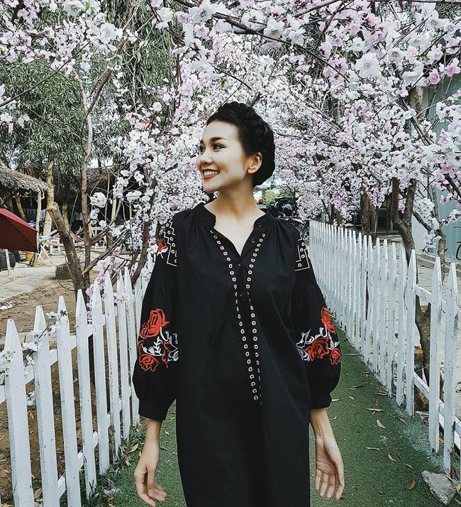 Hà Hồ lạnh lùng với cả cây đen, đối lập Thanh Hằng siêu nữ tính trong street style tuần này - Ảnh 1.