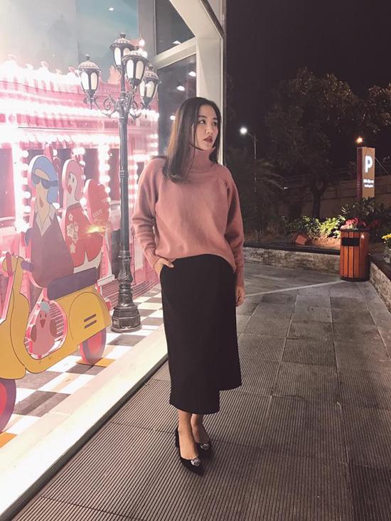 Hà Hồ lạnh lùng với cả cây đen, đối lập Thanh Hằng siêu nữ tính trong street style tuần này - Ảnh 13.