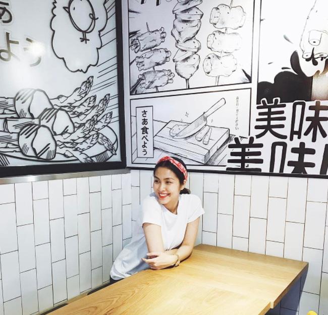 Hà Hồ lạnh lùng với cả cây đen, đối lập Thanh Hằng siêu nữ tính trong street style tuần này - Ảnh 3.