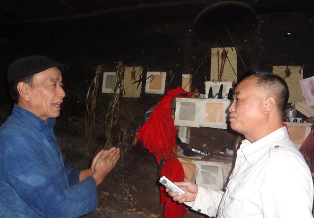 Thầy mo Ly Sùng giới thiệu bàn thờ của người Mông. Ảnh: T.G