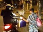 Hà Hồ đi xe máy phát quà cho người vô gia cư lúc nửa đêm