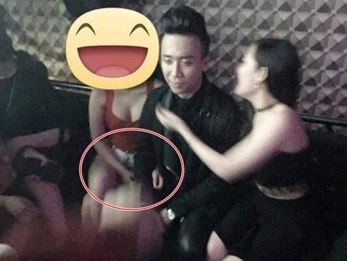 Trấn Thành đờ đẫn, mặt không cảm xúc ngồi giữa hai cô gái sexy trong quán