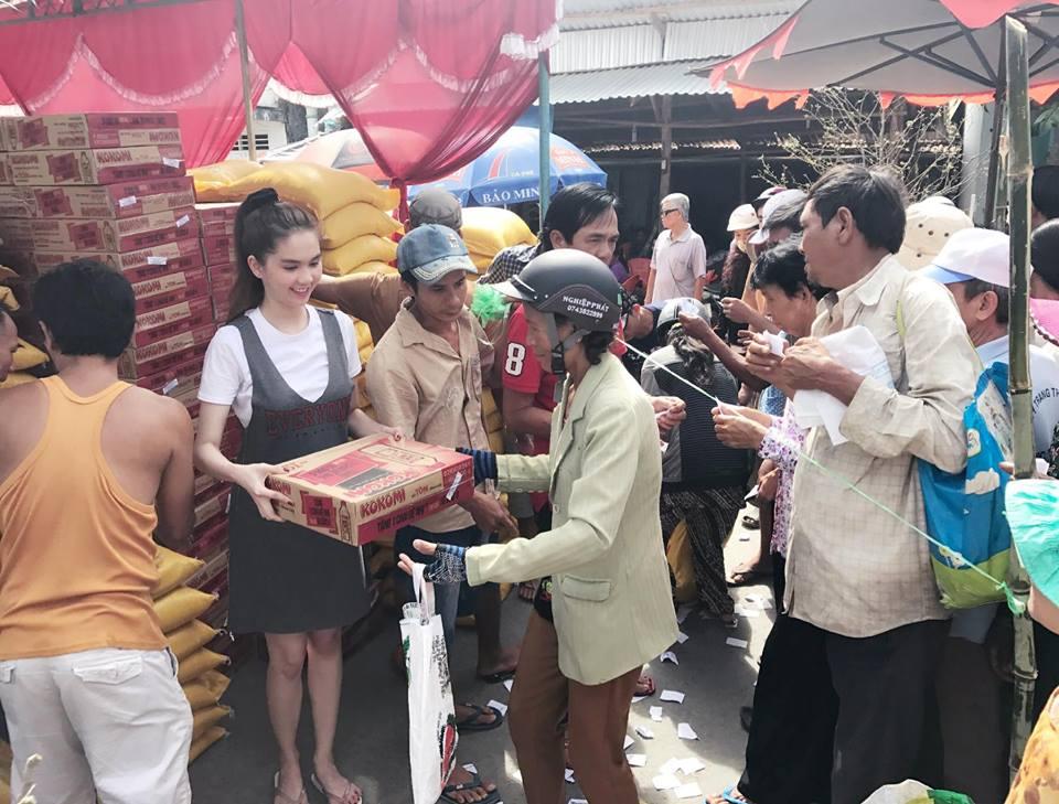 FB 24h: Yêu tình trẻ nhưng Lê Phương chưa muốn lấy chồng, Ngọc Trinh về quê tặng quà tết-4