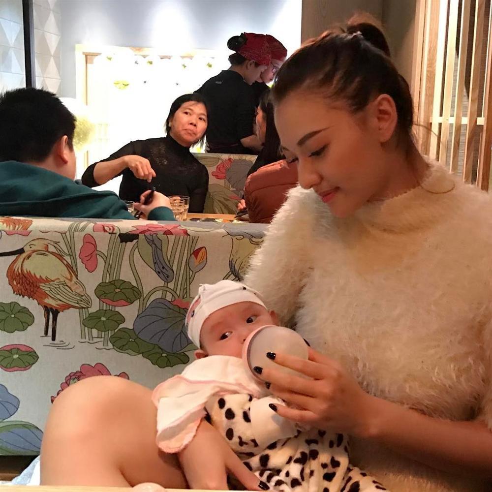 FB 24h: Yêu tình trẻ nhưng Lê Phương chưa muốn lấy chồng, Ngọc Trinh về quê tặng quà tết-8