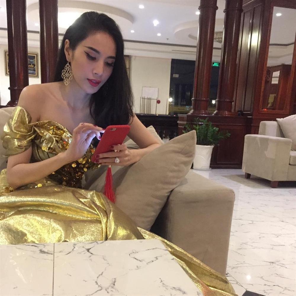 FB 24h: Yêu tình trẻ nhưng Lê Phương chưa muốn lấy chồng, Ngọc Trinh về quê tặng quà tết-11