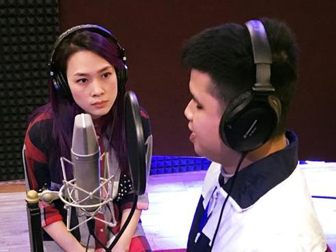 Mỹ Tâm hát cùng người khiếm thị - 