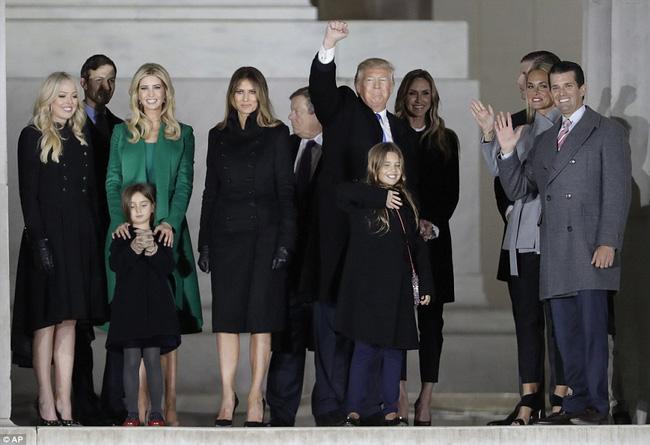 Bà Melania Trump xinh đẹp nổi bật trong bữa tiệc tối trước ngày chồng nhậm chức Tổng thống - Ảnh 9.