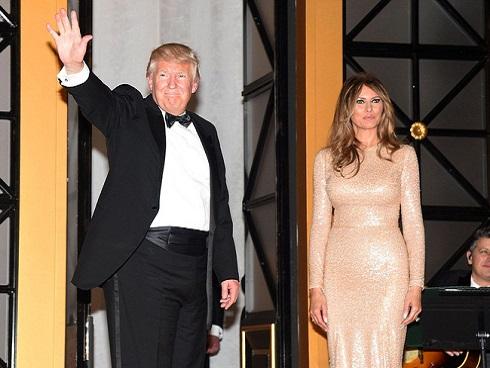 Bà Melania Trump xinh đẹp nổi bật trong bữa tiệc tối trước ngày chồng nhậm chức Tổng thống