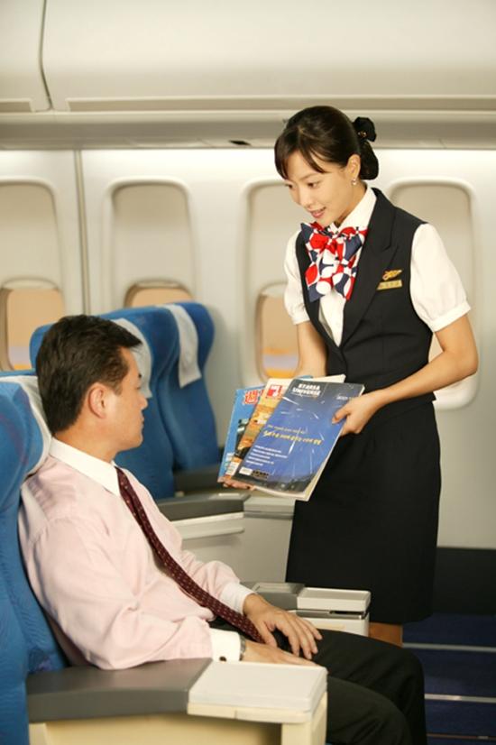 Ba năm sau , cô là một nữ tiếp viên hàng không ở Asiana Airlines .