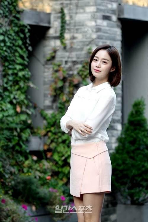 Kim Tae Hee từng chia sẻ rằng, dù bận rộn đến mấy, cô cũng dành thời gian tập thể dục 1 tiếng mỗi ngày và sử dụng những sản phẩm mỹ phẩm có uy tín để chăm sóc da. Cô không phải là người phụ nữ quá quan tâm tới các sản phẩm trang điểm và thường xuyên để mặt mộc khi không phải làm việc. Đó cũng là một trong những bí quyết giúp cô thêm tươi trẻ ngoài cách chọn đồ tinh tế.