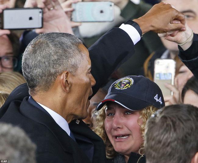 Tổng thống Barack Obama vẫy tay chào tạm biệt lên máy bay, người dân đứng khóc trong tiếc nuối - Ảnh 2.