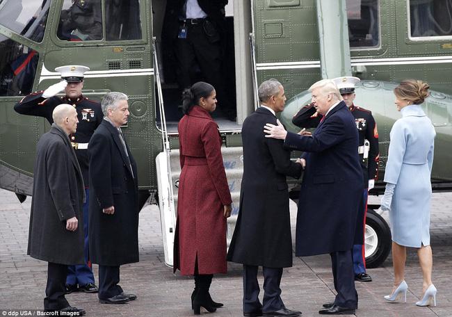 Tổng thống Barack Obama vẫy tay chào tạm biệt lên máy bay, người dân đứng khóc trong tiếc nuối - Ảnh 12.