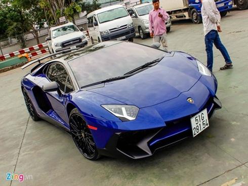 Siêu xe Lamborghini 35 tỷ của Minh Nhựa ra biển trắng