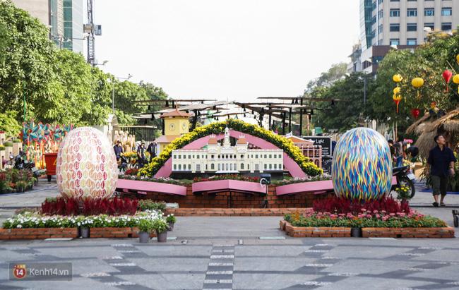 Ngắm nhìn những tiểu cảnh xinh xắn đang được trang trí tại đường hoa Nguyễn Huệ trước ngày khai mạc - Ảnh 5.