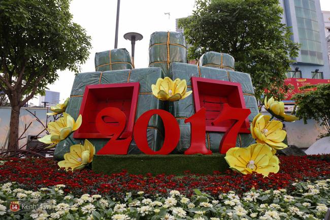 Ngắm nhìn những tiểu cảnh xinh xắn đang được trang trí tại đường hoa Nguyễn Huệ trước ngày khai mạc - Ảnh 4.